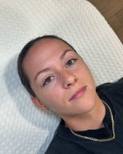 Avant: Des cils naturellement droits qui sont relevés pour ouvrir davantage le regard.